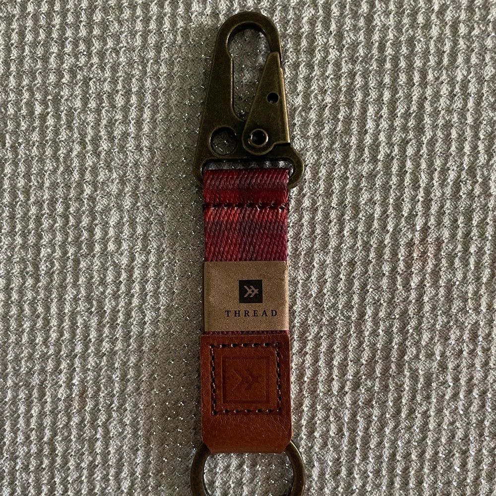 THREADS brown/red/orange keychain clip